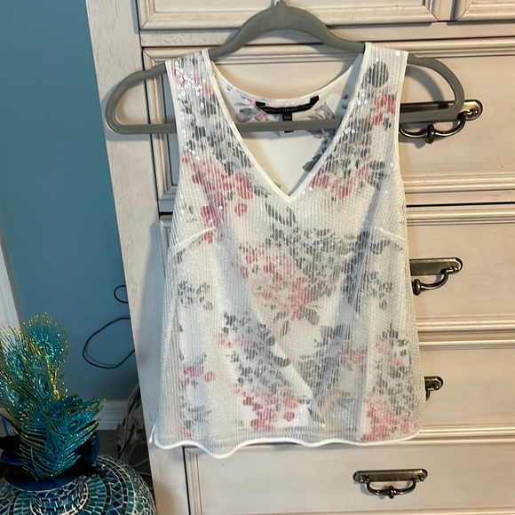 White House Black Market Flowers Sequin-Overlay V-Neck Women’s Tank XXS - Picture 2 of 5